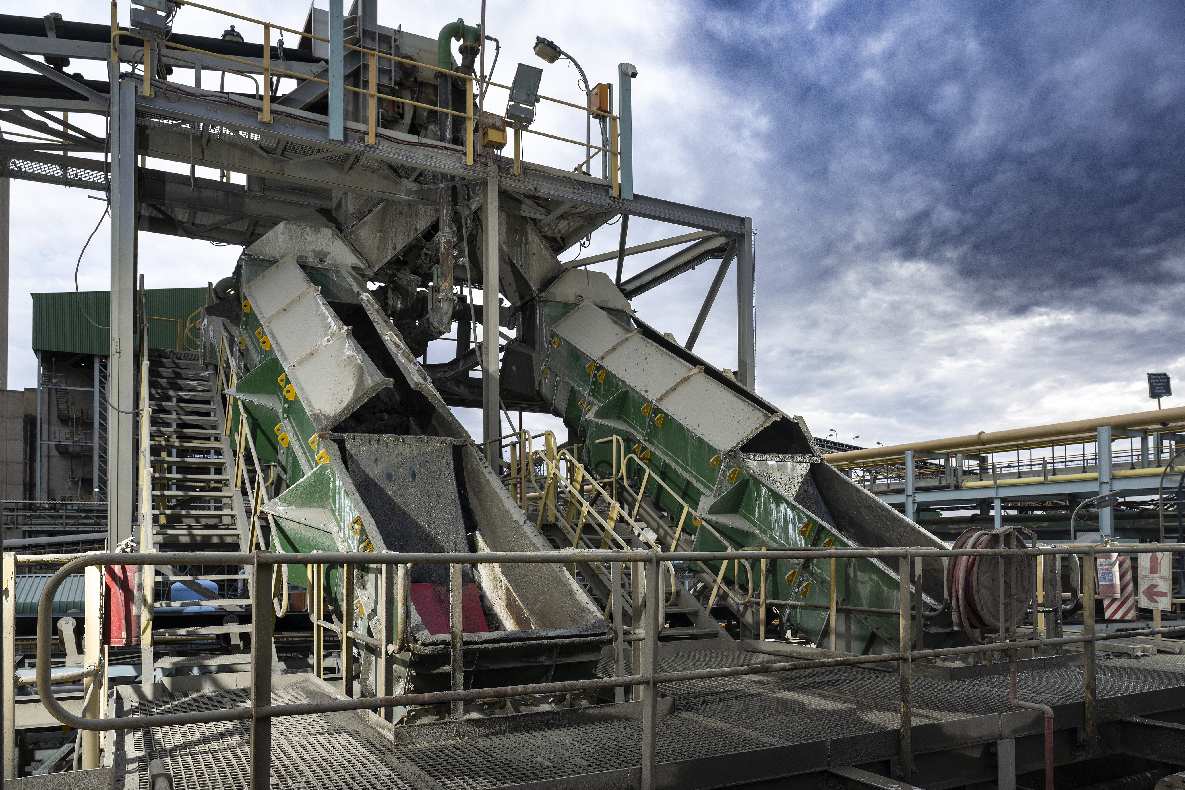 Our engineered alumina ceramic tiles ensure high wear resistance across chutes and wave generators.